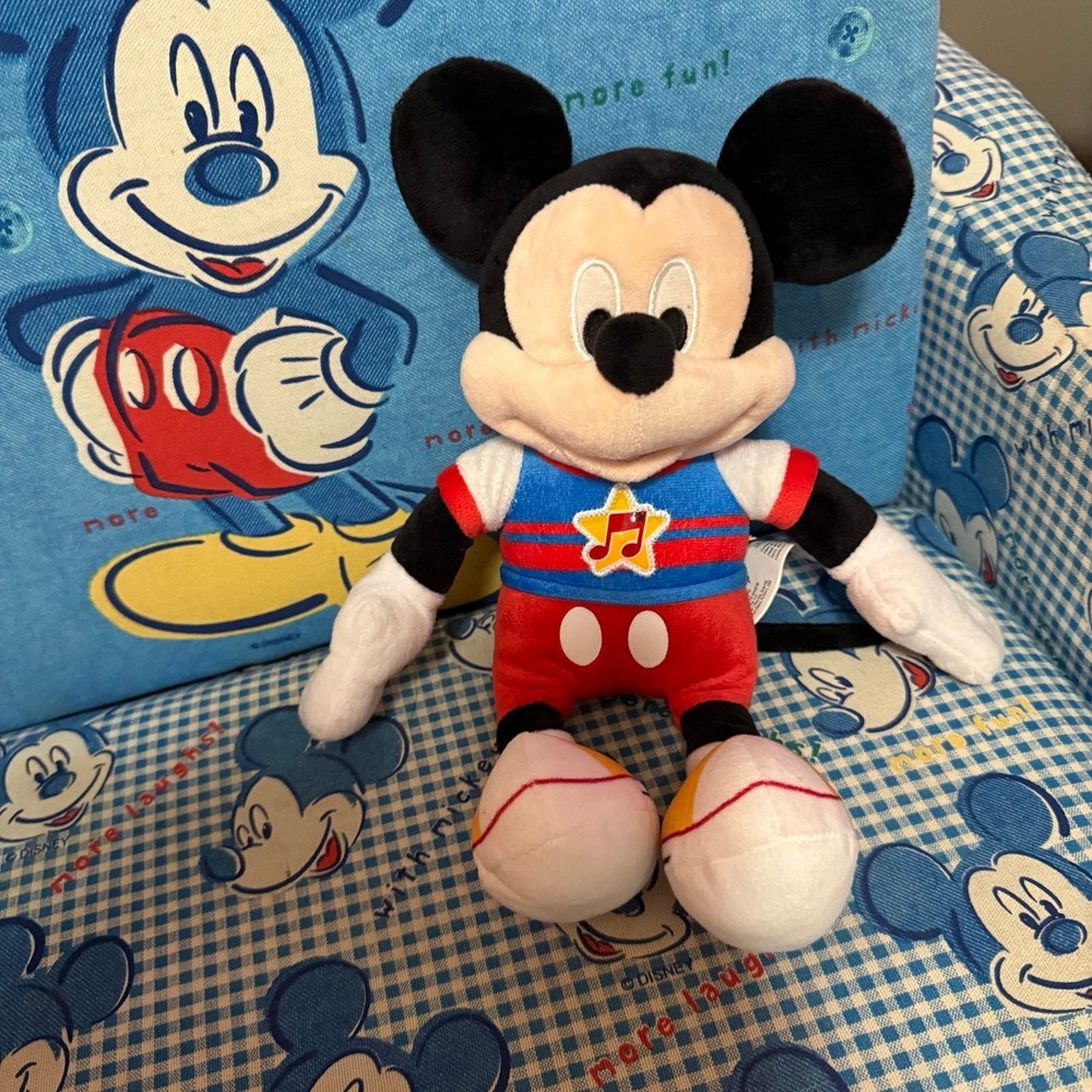 Disney Junior Mickey Mouse Funhouse Singing Fun Mickey Mouse 13"Lights and Sound